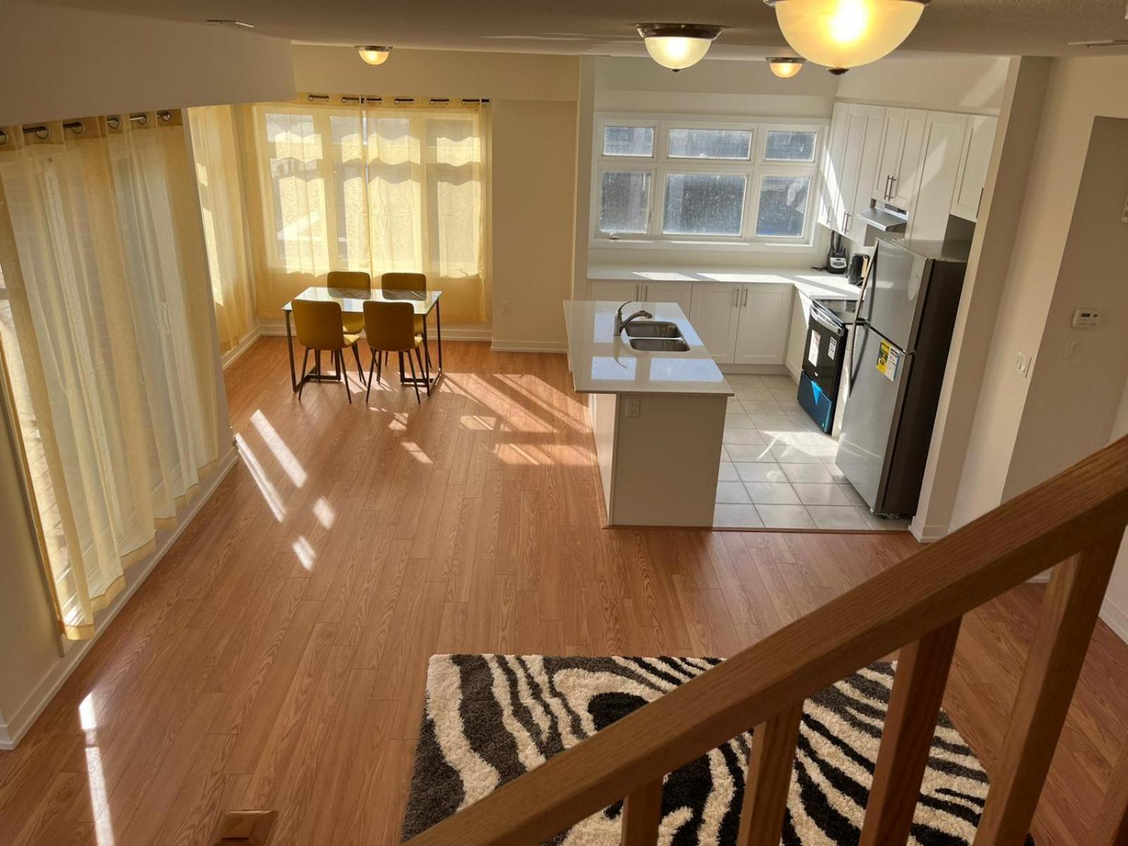 Luxury Brand New Townhouse In Ontario Apartment
