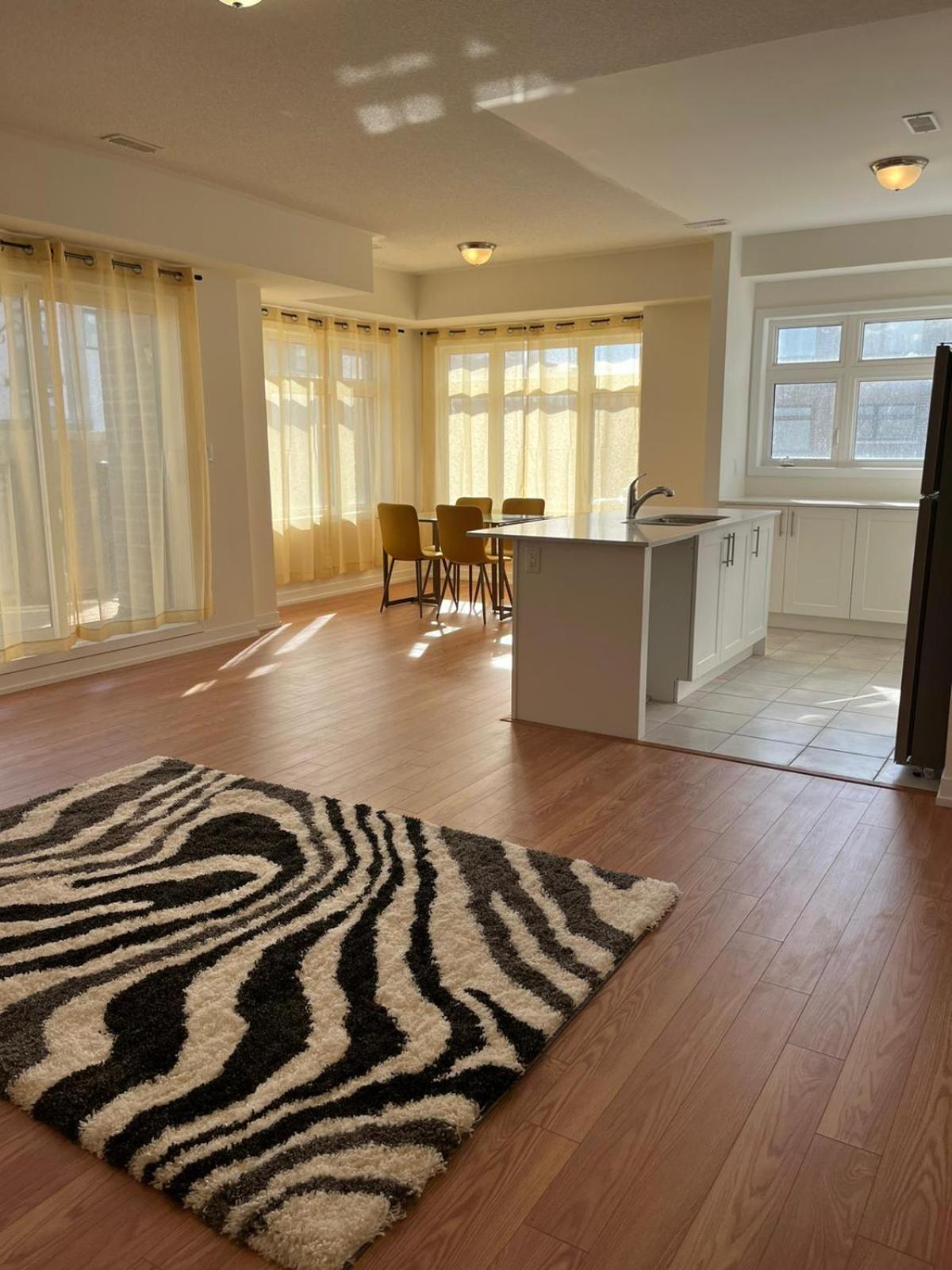 Apartment Luxury Brand New Townhouse In Ontario *