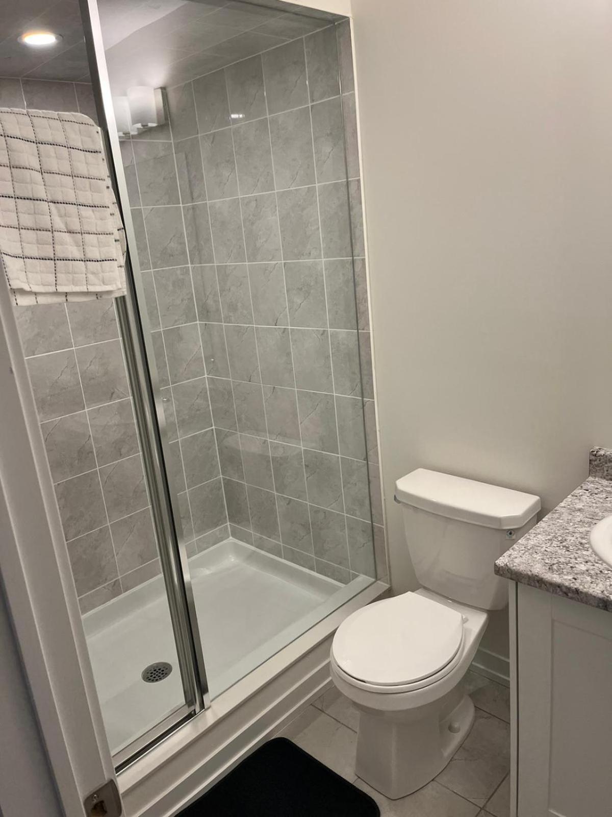 Luxury Brand New Townhouse In Ontario Apartment *