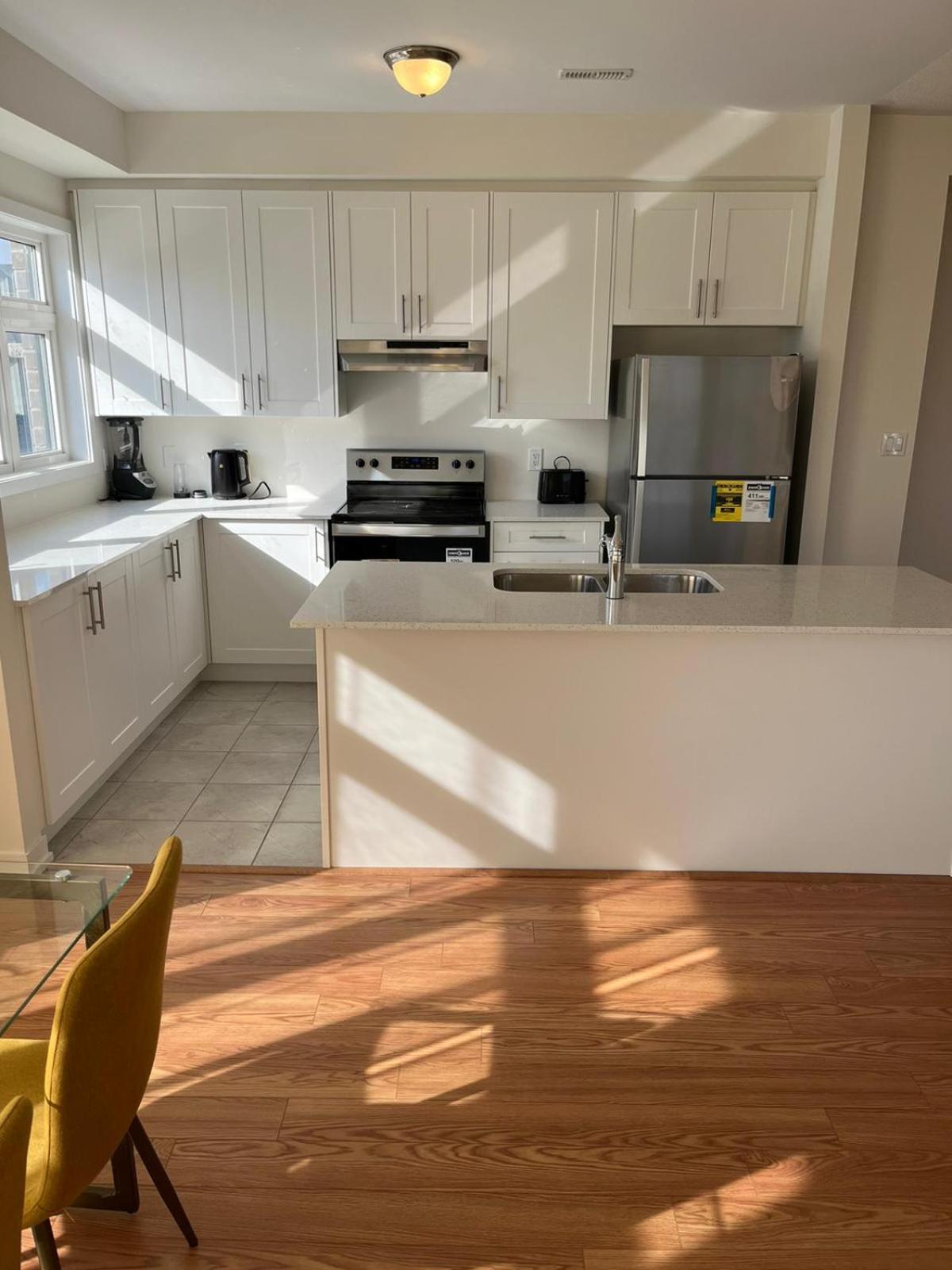 Luxury Brand New Townhouse In Ontario Apartment